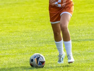 Nogometni apartheid: Zakaj prva ženska liga igra ob 11. uri dopoldne? Kolumna o sistemskem ponižanju igralk, ki so postale talke moških urnikov in egov. - Golavt