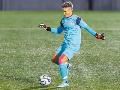 Spoznajte Lucijo Grad, bivšo reprezentantko z več kot 300 nastopi v SŽNL, ki se je za ŽNK Ljubljana prelevila v vratarko. - Golavt