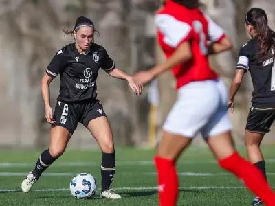 Nika Babnik je 26-letna vezistka, ki je skozi svojo nogometno pot preizkusila različne evropske lige. - Golavt