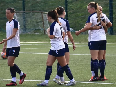 Urška Žganec vodi ŽNK Ljubljana in je trenutno edina trenerka v ligi. - Golavt