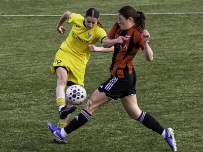 Burni derbi v Ajdovščini: Radomlje slavile ob seriji kartonov - Golavt